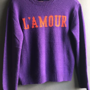 Tröja - Säljer denna lila tröja med röd på text på. Endast använd en gång så är i super skick! 