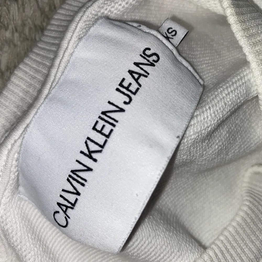 Vit hoodie från Calvin Klein jeans i storlek xs. Köpt för 1000kr säljer för 300. Säljer eftersom den är för liten. Bra skick och inte mycket använd. Kan mötas i Stockholm eller så står du för frakt.. Hoodies.