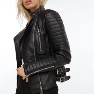 Skinn jacka st 38 - Jätte fin vanlig skinn jacka som jag tyvärr inte passar min stil mer men passar även väldigt många outfits.Har du storleken S skulle denna nog passa perfekt💕Möts upp i stockholm eller stå för frakt.