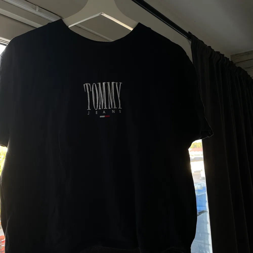 Tommy jeans t-shirt som är vintage inspirerad, endast använt 2 gånger därför jag säljer. T-shirts.