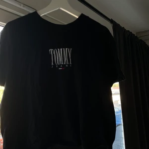 Vintage t-shirt - Tommy jeans t-shirt som är vintage inspirerad, endast använt 2 gånger därför jag säljer