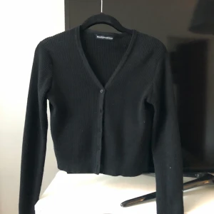 Brandy Melville kofta - En superfin kofta från brandy som är köpt i Paris! Bra skick, lite noppig i fram men går lätt att få bort. Köparen står för frakt🦋