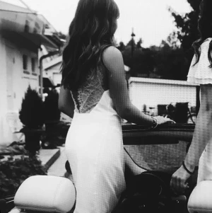 Somrig klänning  - Så fin klänning ifrån Only! Köpt för ca 3 år sedan och endast använd på en skolavslutning! Superfin och inte genomskinlig alls! 🖤