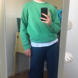 Weekday sweatshirt - Cool sweatshirt från weekday, köpt på plick men har tyvärr inte kommit till användning💕💗Jätteskön dock står det inte någon storlek men skulle säga att det är en S💞💞 150kr inklusive frakt:)