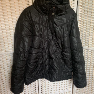 Vinterjacka - Snygg svart vinterjacka från HM 