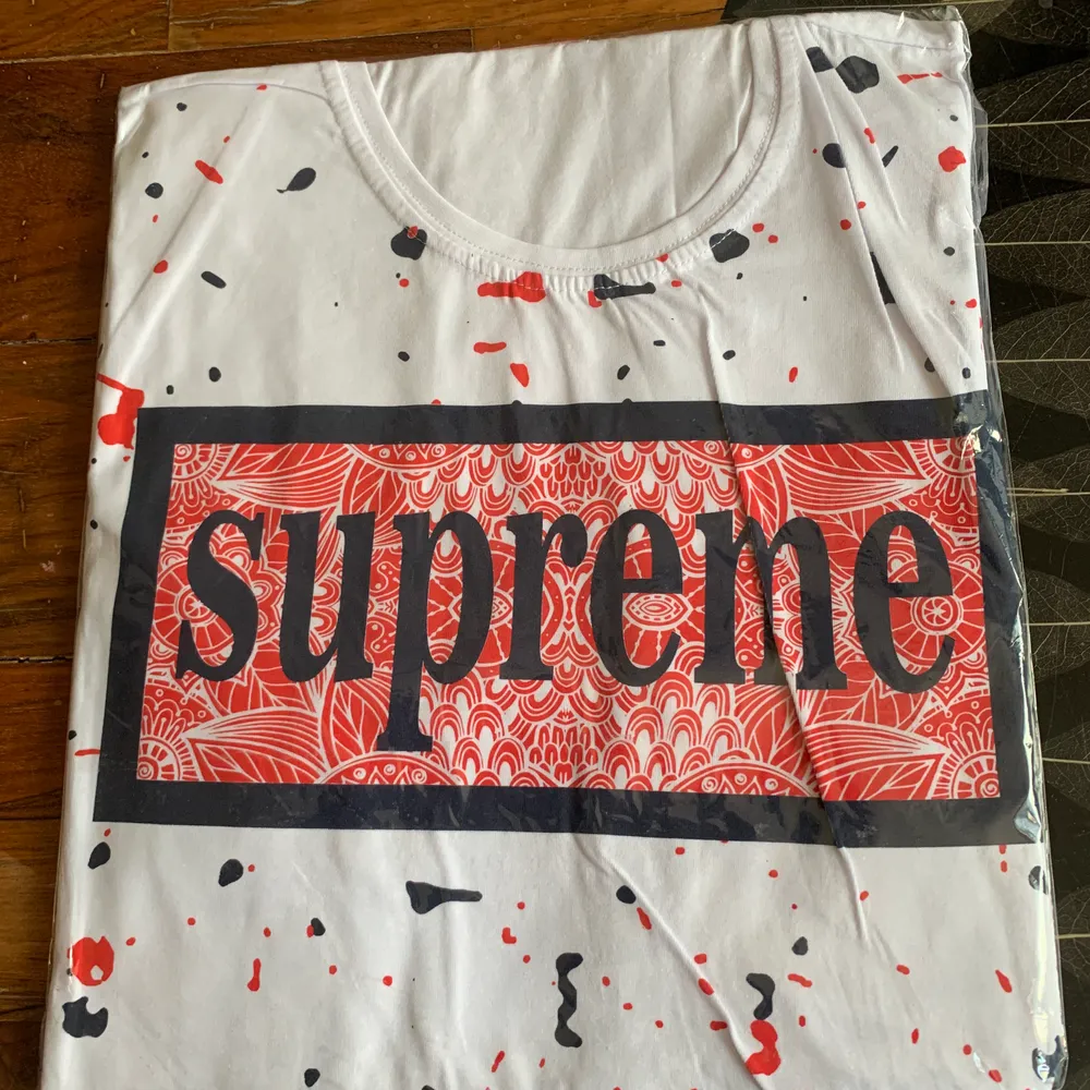 Helt ny Supreme t-shirt för killar Storlek: XL men funkar L också Pris: 250:- — Frakt med spårnummer kostar 63kr i hela Sverige. (Kopia) . T-shirts.