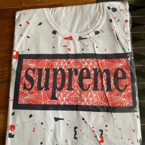 Supreme T-Shirt (Killar) - Helt Ny - XL  - Helt ny Supreme t-shirt för killar Storlek: XL men funkar L också Pris: 250:- — Frakt med spårnummer kostar 63kr i hela Sverige. (Kopia) 