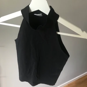 Topp svart - Oanvänd svart topp från Gina tricot  Storlek: xs 