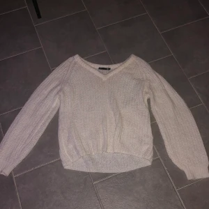 Stickad oversized tröja storlek m  - Fin och mysig, passar XS-L beroende på hur man vill att den ska sitta 