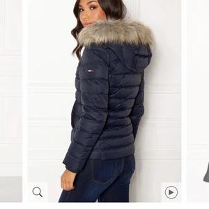 Marinblå Tommy Hilfiger jacka  - (Inköpspris: 2699kr)