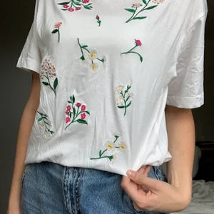 Broderad t shirt  - Knappt använd, bra skick. Köparen står för frakt👍🏻😊