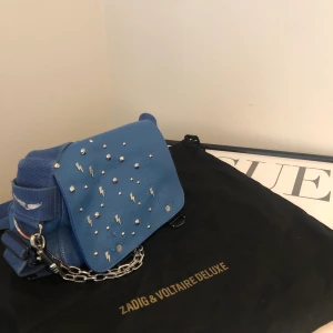 Zadig & Voltaire väska  - Säljer min favoritväska från Zadig & Voltaire som kommer till för lite användning! Den är köpt på Zadig butiken i Stockholm för ca 4500 för två år sedan. Använd med i väldigt bra skick och sjukt bra kvalitet! Frakt ingår