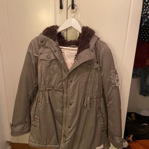 Grön vinterjacka från odd molly - Knappt använd, nu för liten :( Bra kvalitet, varm, och med många fina detaljer! Pris kan diskuteras!