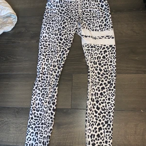 Stronger träningstights storlek S - Ett par supersnygga träningstights från Stronger!