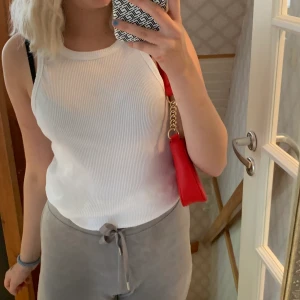 Ribbat linne - Fint linne från hm i strl l men sitter som en s💕 frakt tillkommer