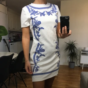 Snygg klänning från Guess - Snygg klänning från märket Guess i storlek xs. Helt oanvänd med prislapp kvar. Nypris 800kr (79euro). Mitt pris 500kr eller högsta bud i kommentarerna. Budgivning avslutas 20/9. Kan mötas upp i Skövde eller Hjo. Skickas mot fraktkostnad.