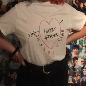 Harry styles fine line tröja - Inte hans faktiskta merch utan köptes på en annan sida. Råkade betställa 2 så säljer den ena. 40kr frakt