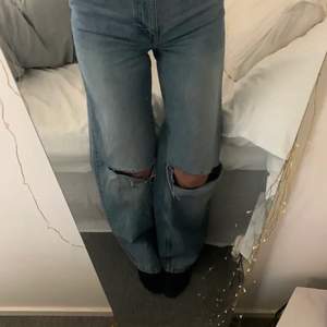 Säljer mina raka jeans med hål i knäna då de ej passar mig längre:( svin snygga och är liknande Gina jeansen😍(inte jag på första bilden) skriv sp skickar jag fler bättre bilder!