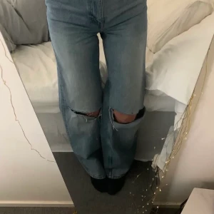 Raka ljusa jeans - Säljer mina raka jeans med hål i knäna då de ej passar mig längre:( svin snygga och är liknande Gina jeansen😍(inte jag på första bilden) skriv sp skickar jag fler bättre bilder!