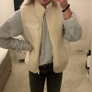 Vit Teddyväst - BUD PÅ: 520!! Väst i teddy-material, benvit i storlek S