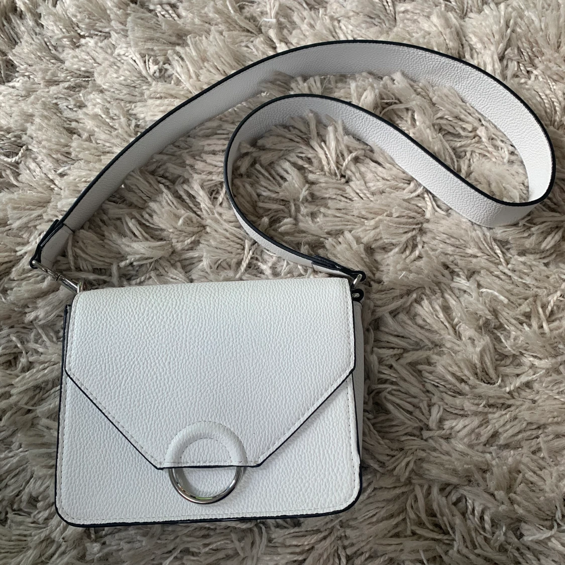 Vit axelbandsväska 