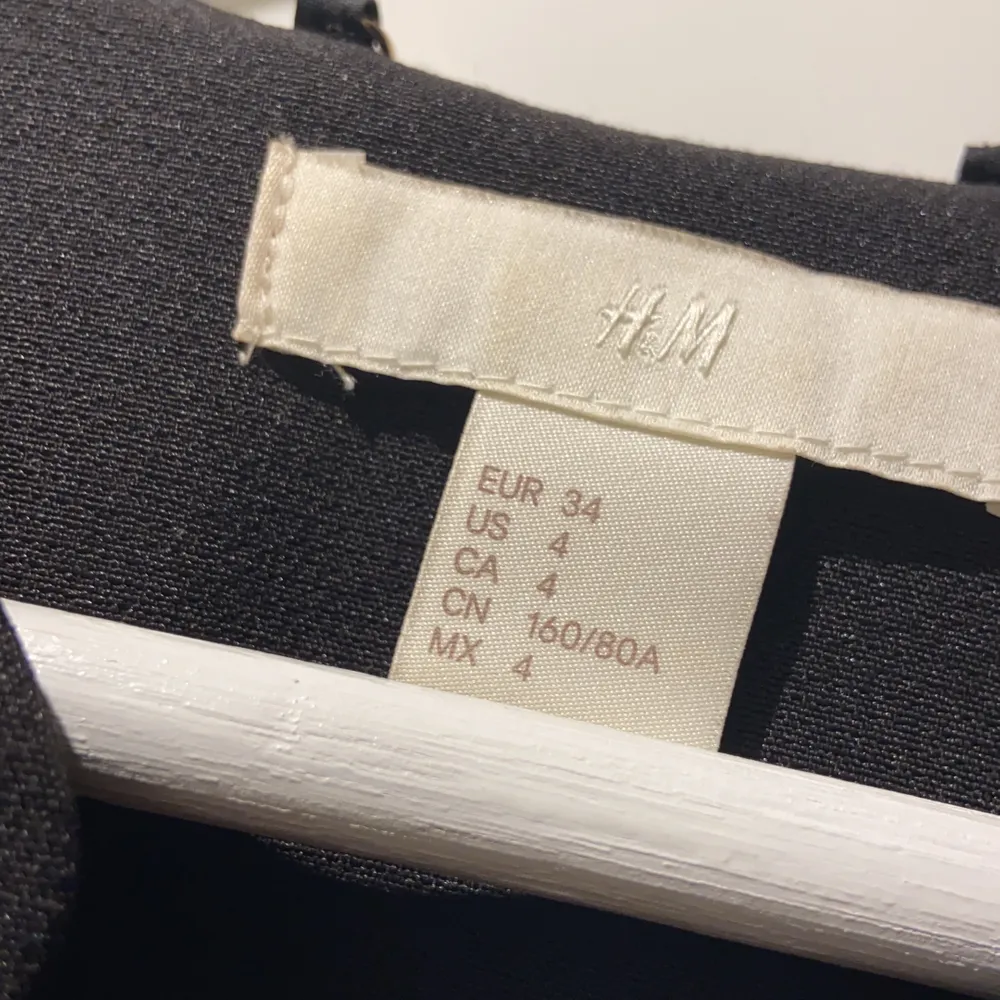 Jättefin rak kappa från H&M. Den är i storlek 34 men passar även 36. Köparen står för frakt alt. möts upp i Linköping. 💖💜. Jackor.