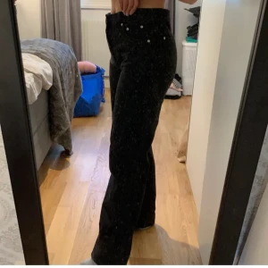 Svarta vida jeans🖤 - Köpte precis dessa oanvända Boohoo jeans här på Plick men de passade tyvärr inte, säljer då vidare🥰 Lånade bilder av förra säljaren🌻 Hör gärna av er vid frågor!💞