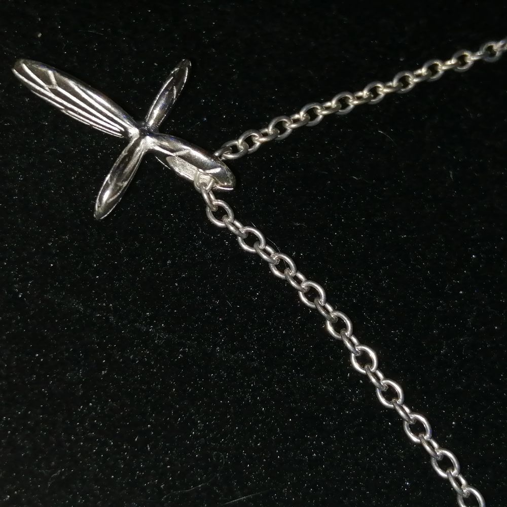 Ett halsband från Kalevala som jag har aldrig använt och endast tagen ur ask max 3 gånger🖤 Original pris på 725sek, min på 500 med frakt inräknat. Kan prata om priset vid snabbt köp + fritt fram och fråga info och bilder! 🖤 Kan också skicka på spårad frakt men då står köparen för det! . Accessoarer.