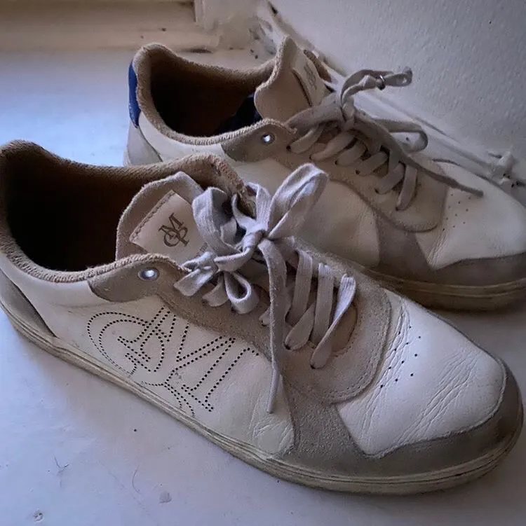 Ett par vita läder och mocka sneakers från Marc O’Polo lite smutsiga men går självklart att göra rent nypris ungefär 1400kr. Om du har någon fråga är det bara att fråga :)!!. Skor.