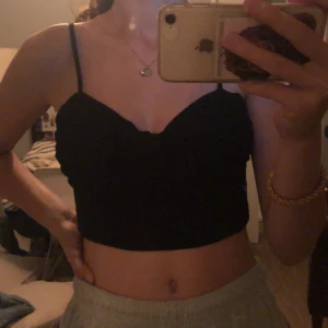 Svart zara topp - Svart topp från Zara, väldigt stretchig och skön att ha på sig. Inte alls genomskinlig utan tjockt tyg. Köpte i fel storlek och tappade kvittot därav säljer jag den. Prislapp kvar. Kan frakta för 33kr eller mötas upp i Stocholm❤️🥰