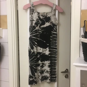 BATIK-KLÄNNING  - Batik-klänning svart/vit figursydd  m breda axelband. Ny oanvänd, strl S 