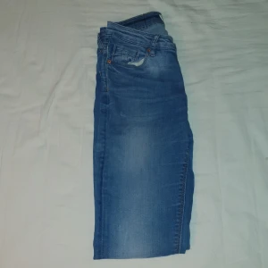 Skinny jeans  - Säljer över 100 plagg! 🤩 Stor mängdrabatt när du köper fler saker! 🤑 Vänta inte för länge då jag flyttar i slutet av September och gör mig av med allt! 