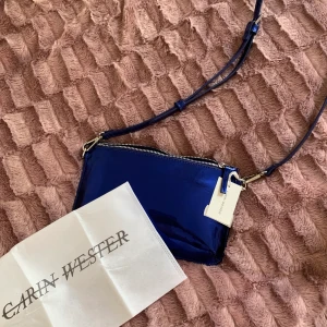 Helt ny väska ifrån Carin Wester, aldrig använd!! - Säljer en helt oanvänd axelremsväska från carinwester. Dustbag medföljer. 