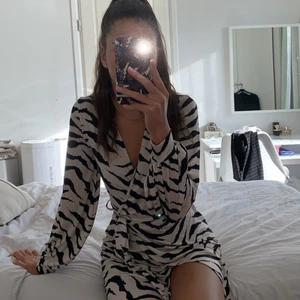 Klänning  - Jätte fin klänning från ginatricot använd endast en gång som ny i storlek XS