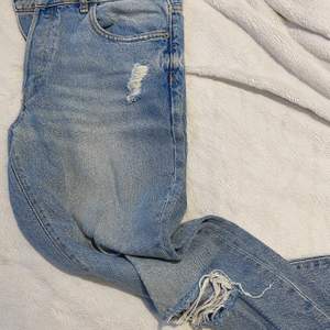 Snygga jeans från Zara med slitningar. Strl. 38