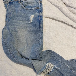 Jeans - Snygga jeans från Zara med slitningar. Strl. 38