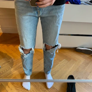 Zara jeans - Zara jeans. Jag är 160 cm och det är strolek 34. Budgivning startar 300kr