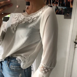 Vit fintröja - Priset går att disskuteras. Bra skick. Jättefin men inte helt min stil längre!