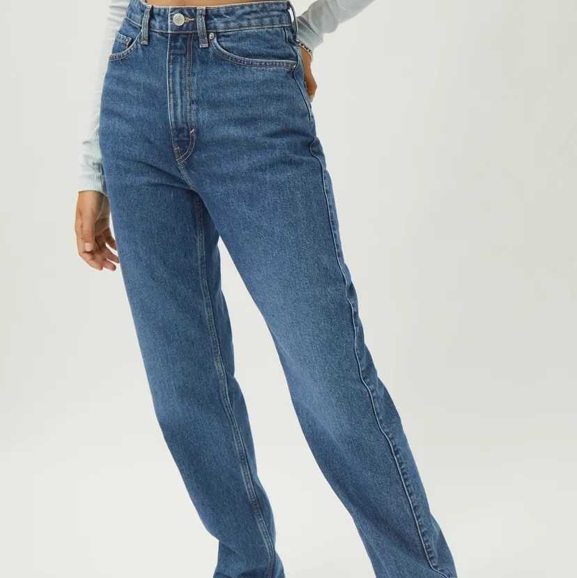 Säljer dessa jeans från Weekday i modellen Rowe, då de inte kommer till den användningen som jag från början tänkte. Köpte de för en månad sen och har använt de ungefär 1-2 gånger! Bud: 280 + frakt🥰. Jeans & Byxor.