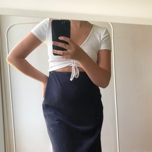 Satinkjol från ASOS, strl 32 - En marinblå satinkjol från ASOS som är köpt för ungefär ett år sedan. Storleken är 32, på mig som är 164 cm sitter den perfekt. Resår i midjan. Väldigt ”flowy” och bekväm att ha på sig🦋  