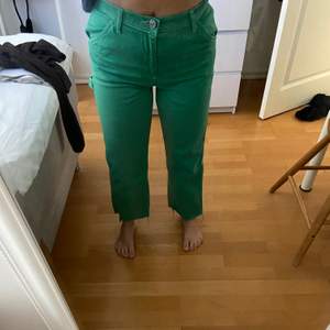 Croppade gröna byxor från Urban Outfitters.. säljer så det inte riktigt är min stil längre