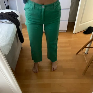 Croppade gröna byxor - Croppade gröna byxor från Urban Outfitters.. säljer så det inte riktigt är min stil längre