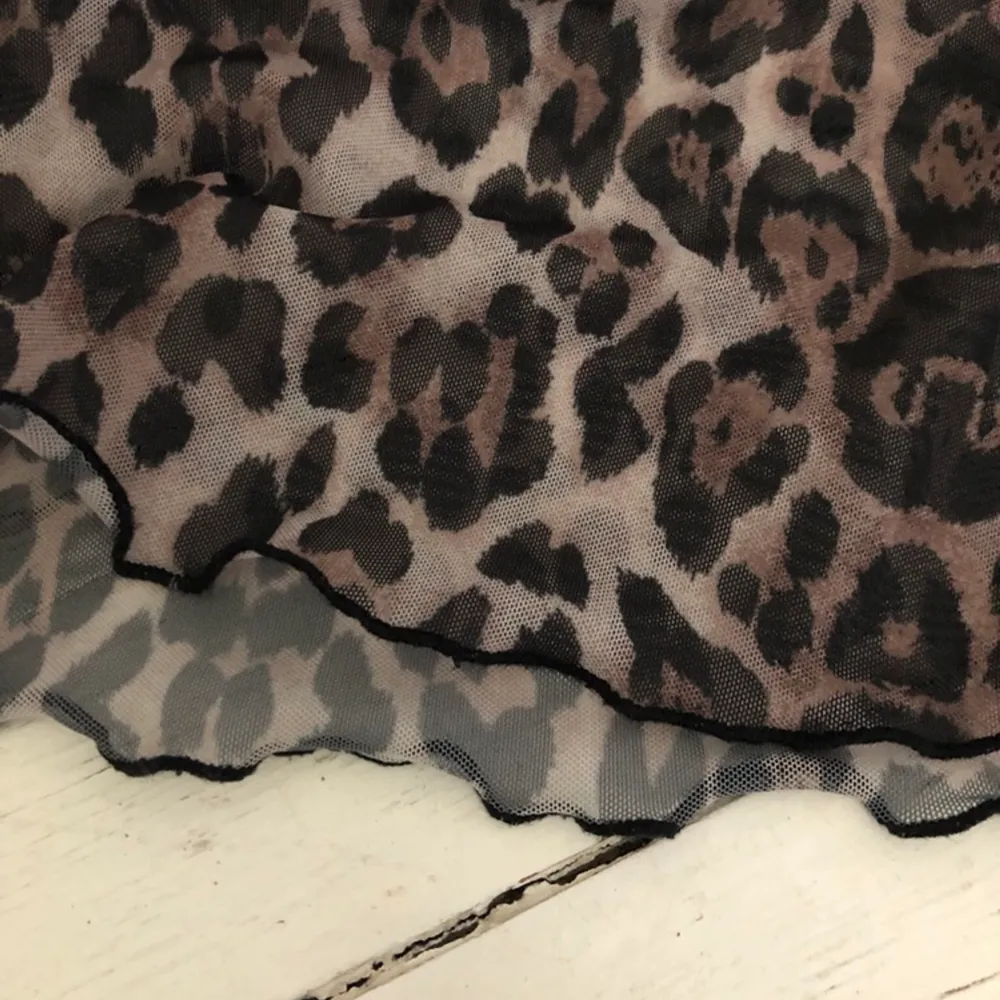 Långärmad topp från Gina tricot i leopard mönster. Tyget är genomskinliligare i mesh tyg. Fin och bekväm och som ny. Storlek xs. Kan mötas upp i Gbg.. Toppar.
