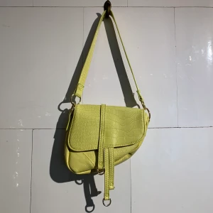 Gul axelväska från Missguided  - Snygg och trendig axelväska! Gott skick då den är knappt använd. 150 kr med inkluderad frakt.