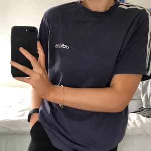 Adidas t-shirt - Superfin adidas t-shirt som tyvärr bara hänger i min garderob. Väldigt skönt och mjukt material!