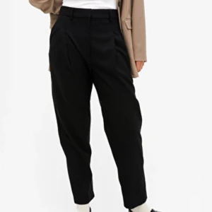 Straight kostymbyxor monki - Helt oanvända svarta kostymbyxor från Monki! Nyköpta och aldrig använda, pga för stora på mig. Köptes för: 250kr 