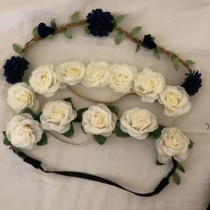 hårband - Tre somriga hårband med blommor på. En mörkblå med blad, en vit utan blad och en med.