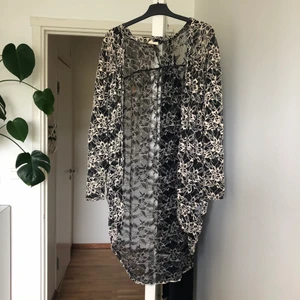 Tunn kimono/kofta från Urban Outfitters - Tunn, lös kofta/kimono från Urban Outfitters. One size ☺️ köparen står för ev fraktkostnad 🤗