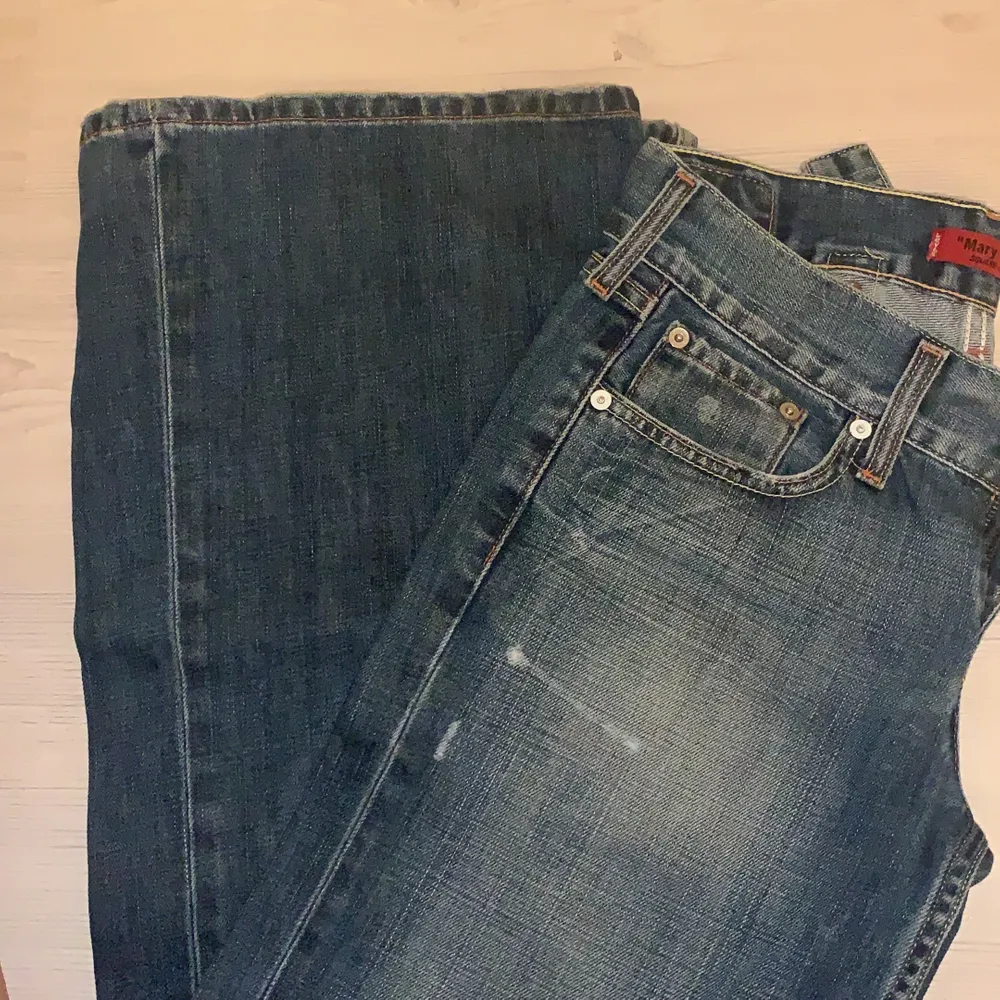 Vintage Levis jeans, oanvänt skick. Dessa är köpta i slutet av 90-talet början av 2000-talet. Det står XS men skulle vilja säga att de är som 25-26. Jeans & Byxor.