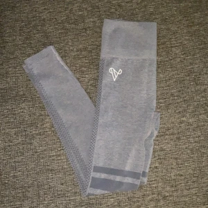 Gymkläder - Ett par tights som är i storlek S. Väldigt bra skick då jag bara använt dom 1 gång för att ta bild!   + frakt på 20 kr